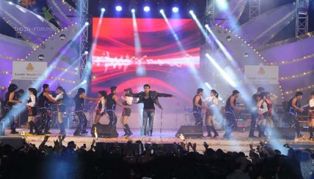 Bollywood Romantic Actor Ranveer Singh performing at Aamby Valley City