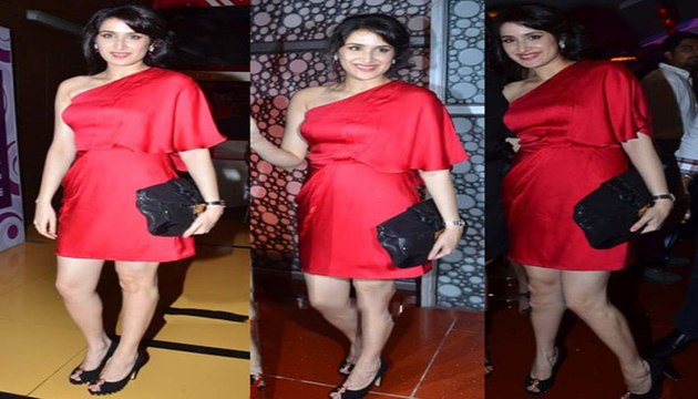 Bollywood Cute Girl Sagarika Ghatge looked stunning beauty in red colour short dress at the premiere of Bollywood movie Miley Naa Miley Hum