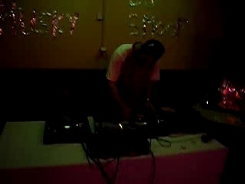 moi entrain de mixer a mon anniv