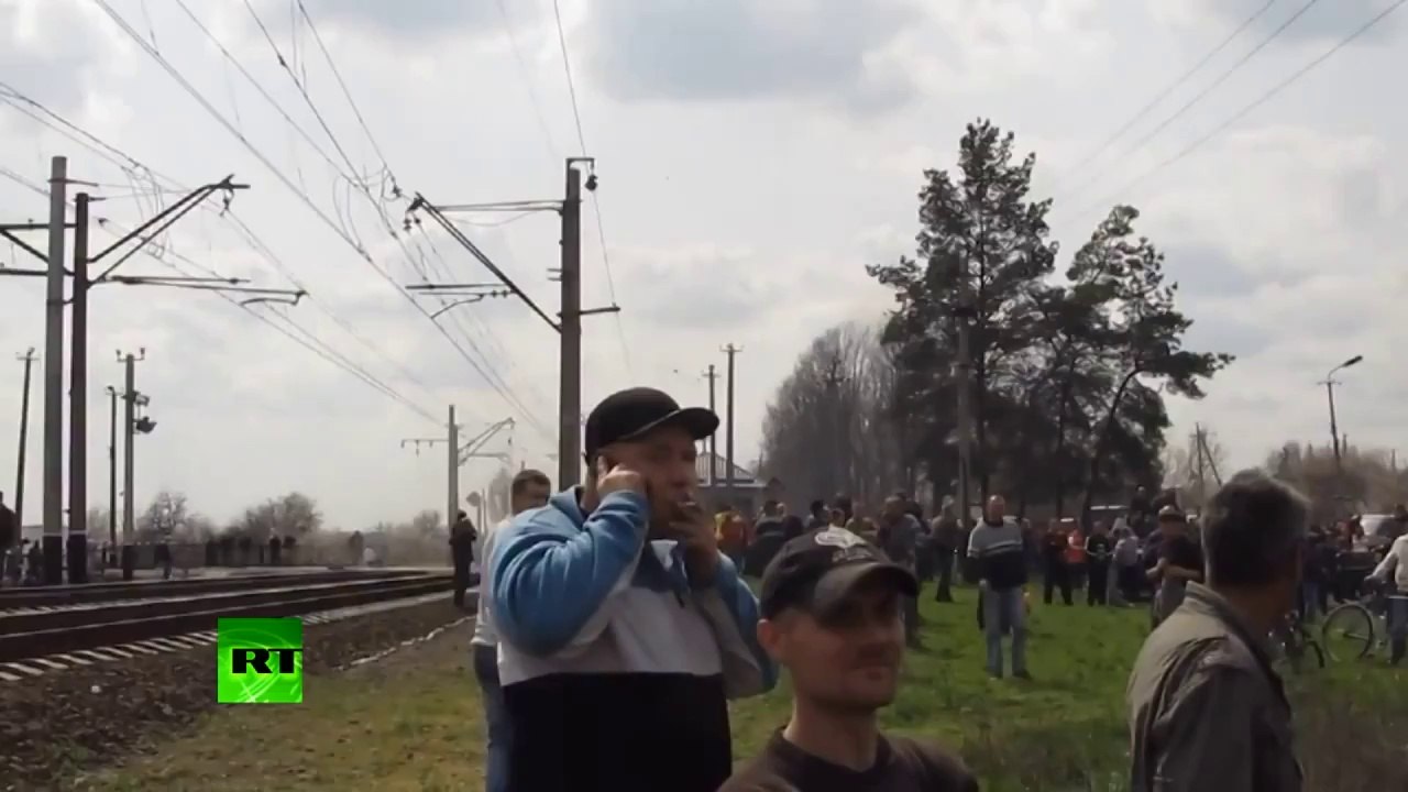 Ukrainian MiG fighter jet in extremely low fly-by buzzes Kramatorsk locals