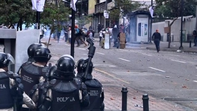 Violence reignites in Caracas as protesters, police face off