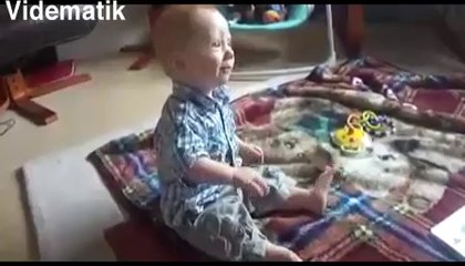 Müziğe eşlik eden bebek