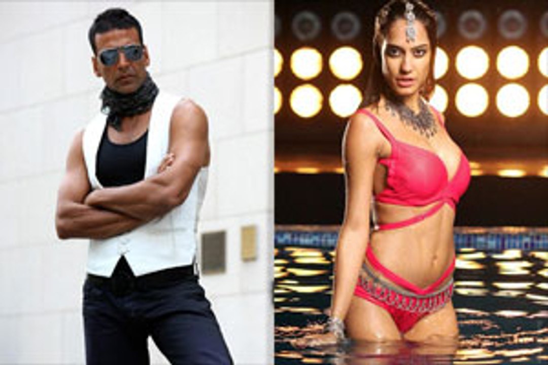 OMG! Akshay gets Lisa wet!