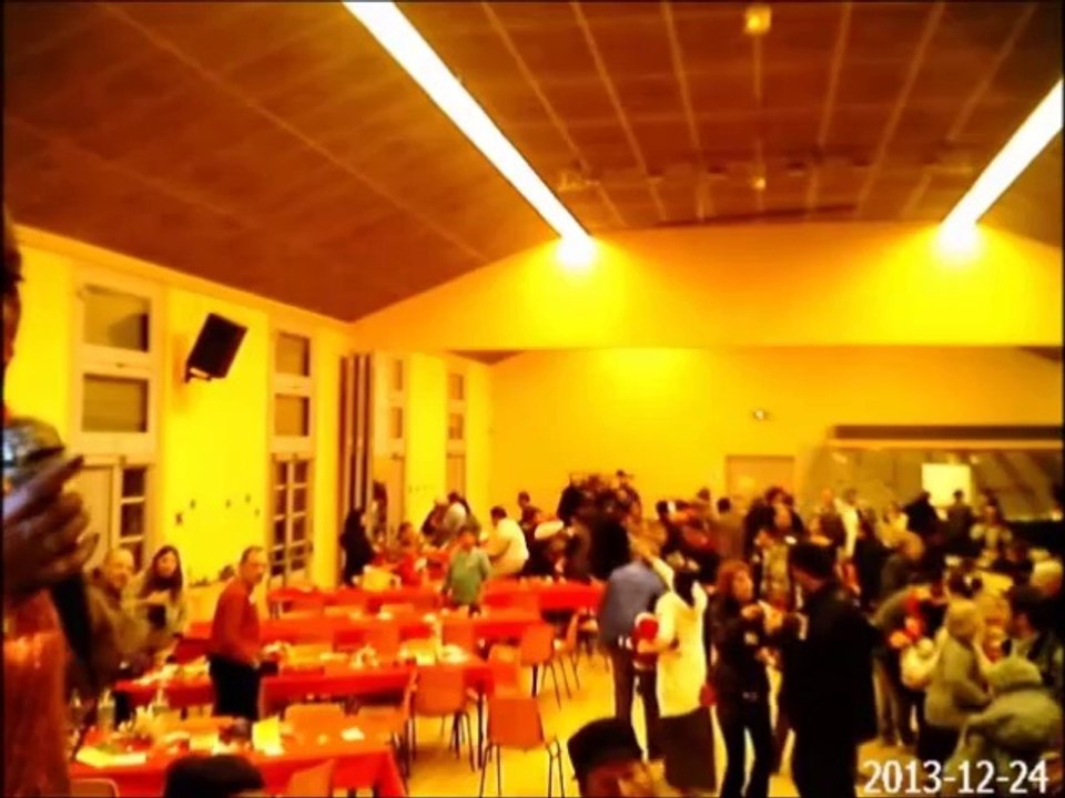 REPAS DE NOEL 2013 AVEC LA PARTICIPATION DE NOS BENEVOLES POUR UN PETIT KARAOKE IMPROVISE.