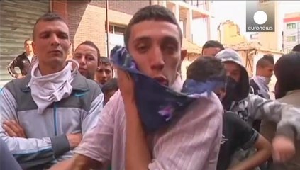 Télécharger la video: Al menos 50 heridos en los disturbios registrados durante la jornada electoral en Argelia