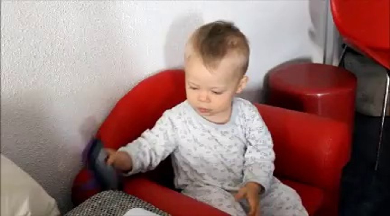 bébé 14 mois joue et fait le cri des animaux