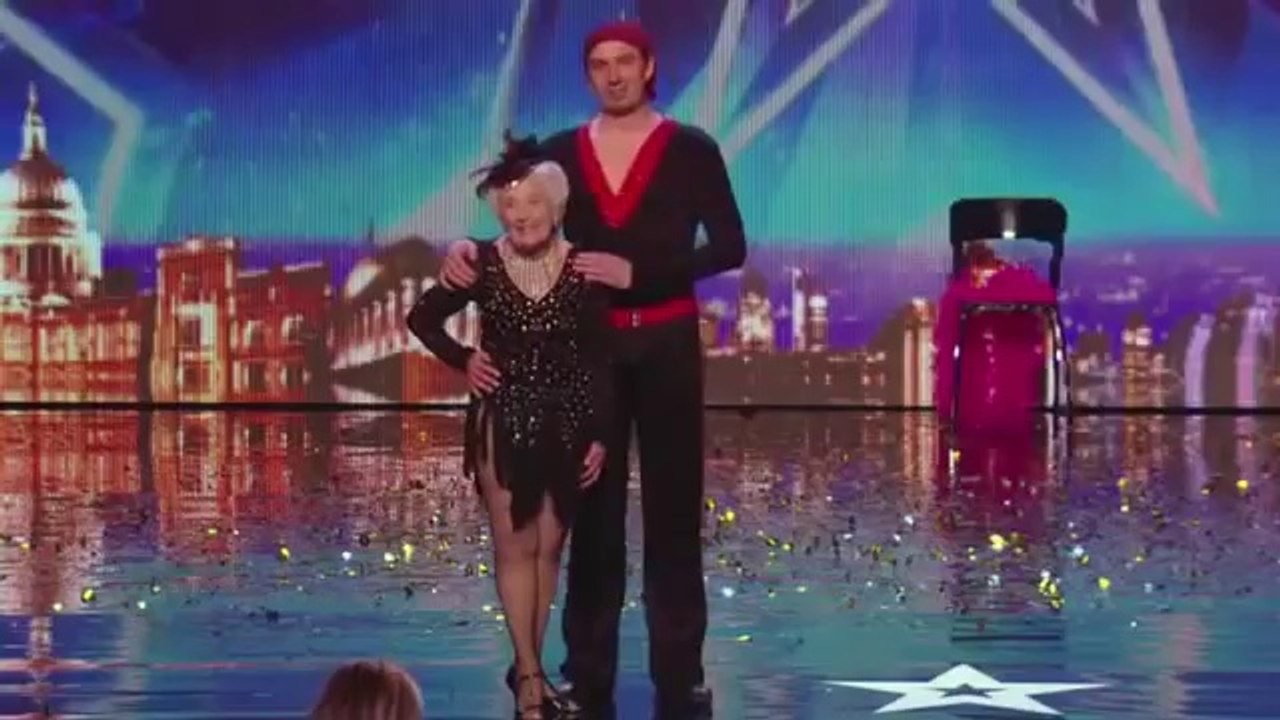 Une mamie danse la salsa acrobatique