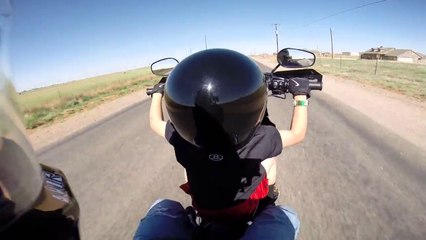 6 years old kid riding an Harley! Yehhhh