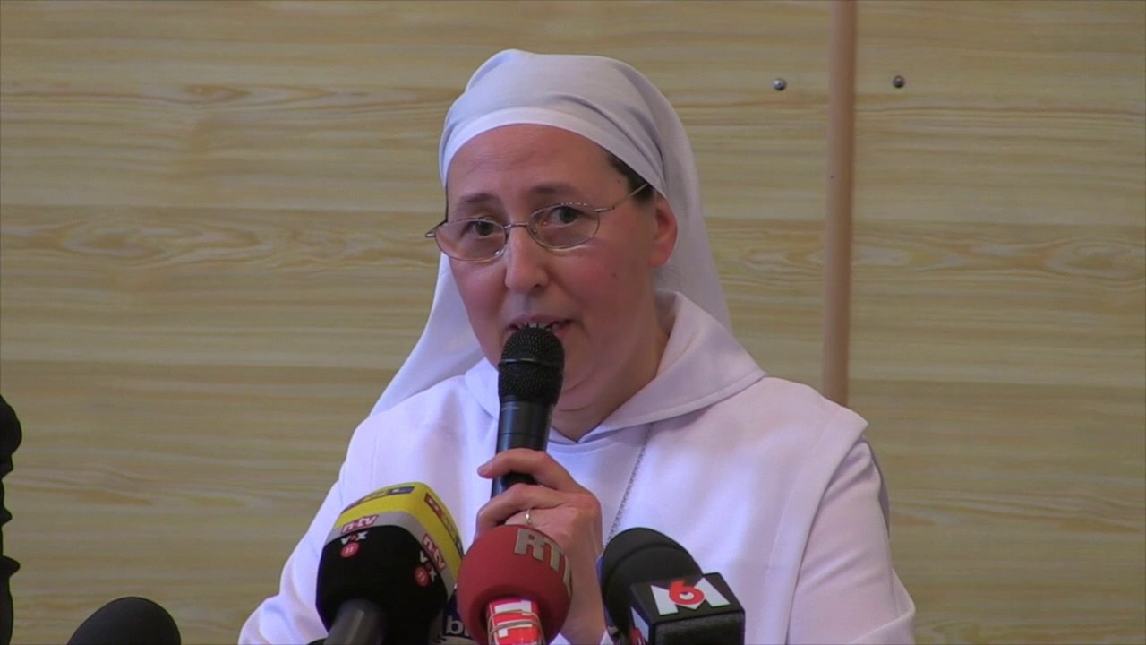 Extrait - 18:18 : elle a guéri miraculeusement grâce à Jean-Paul II