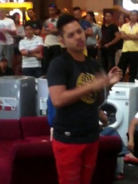 Un jeune prodige de la voix : descend très bas et monte très haut!