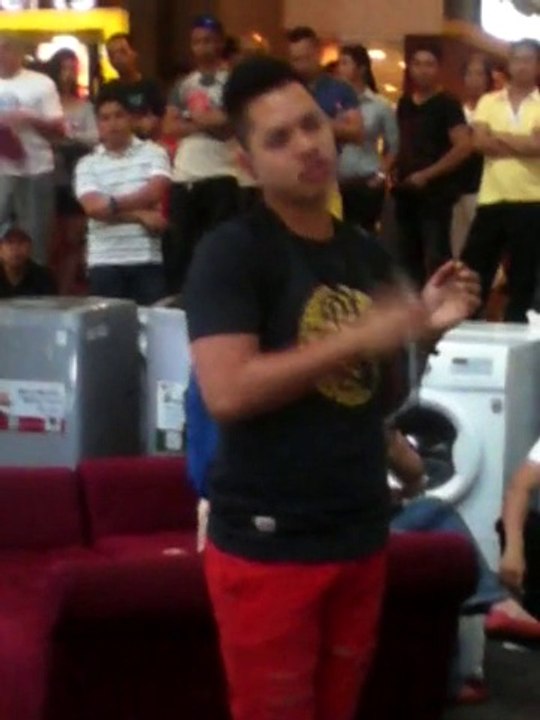 Un jeune prodige de la voix : descend très bas et monte très haut!