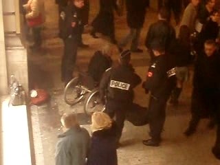 Un homme en situation de précarité sollicite des dons sur les Champs-Élysées
