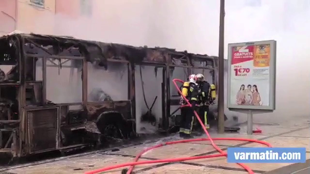 Un bus en feu en plein centre ville à Hyères