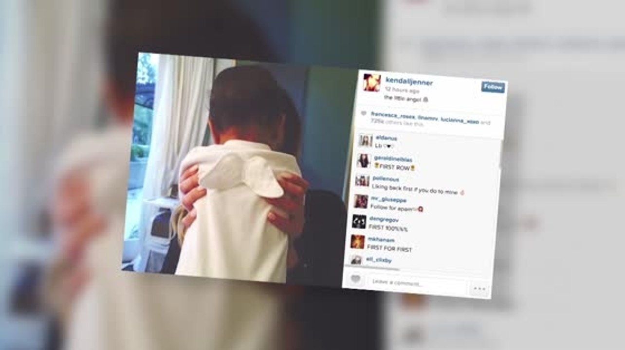 North West mit Mini-Engelsflügeln