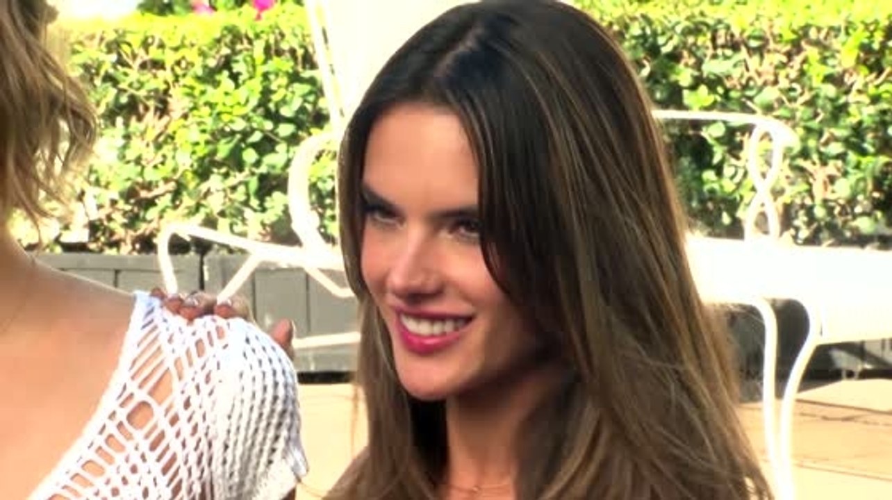 Alessandra Ambrosio bekommt Contra, weil sie indianischen Kopfschmuck trägt