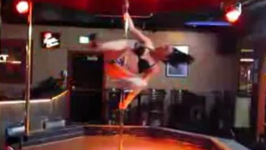 Quand une strip-teaseuse fait un numéro impressionnant de pole dance