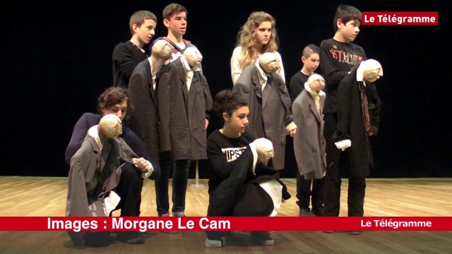 Théâtre de Cornouaille. Les marionnettes prennent vie avec des collégiens