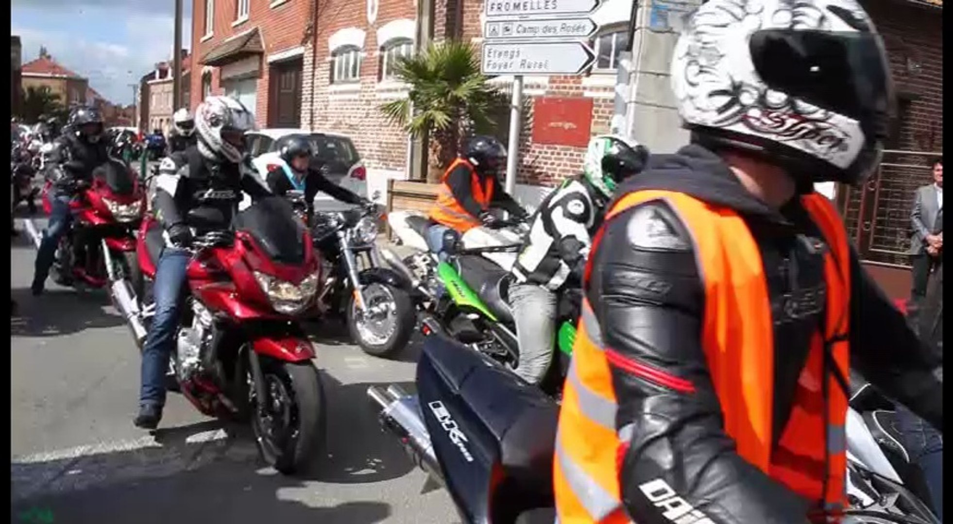 Aubers : un cortège de 500 motos accompagne l'enterrement des deux motards  tués dimanche - Vidéo Dailymotion