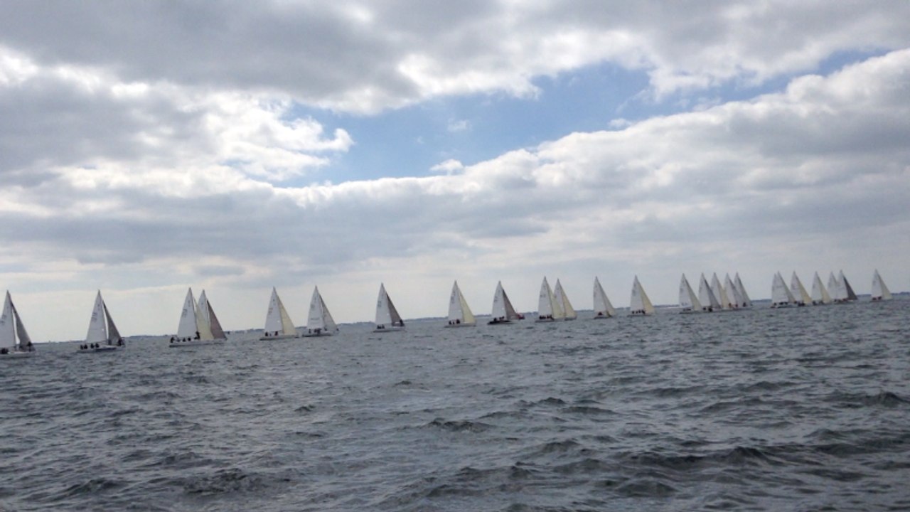 Départ J 80, flotte jaune