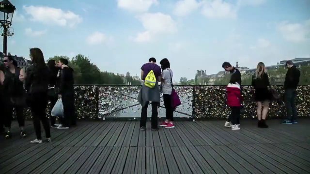 Time-lapse : Le pont des arts pris d'assaut par les cadenas