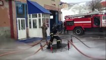 Ces pompiers russes ont fabriqué un «tapis volant»