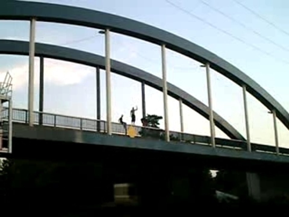 Pont entre Jouy-Le-Moutier et Neuville