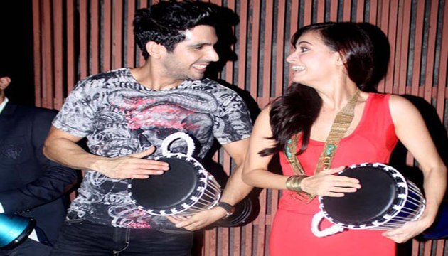 Zayed Khan and Dia Mirza playing the bongo at Success party of Bollywood Movie Love Breakups Zindagi
