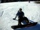 descente sur piste en snowboard