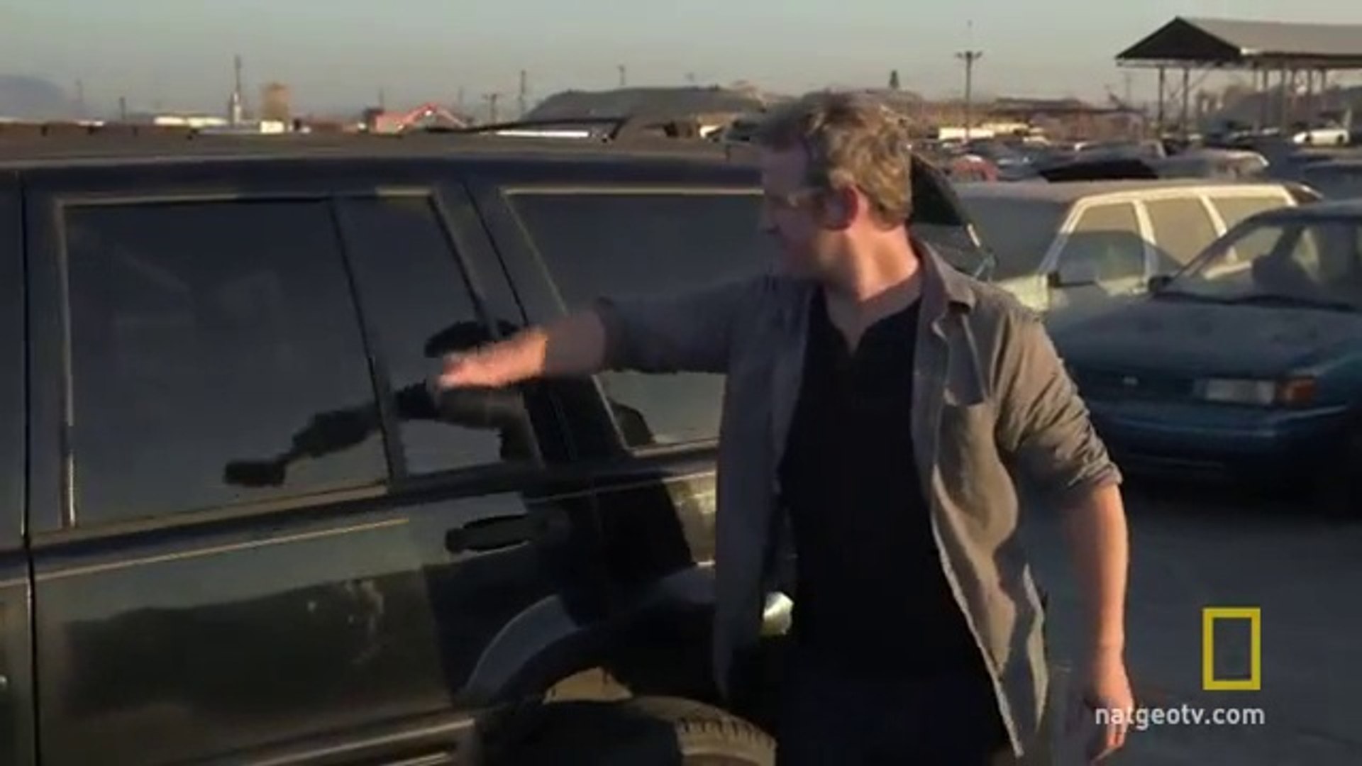 Bir araba camını kırmak ne kadar zor olabilir? - Dailymotion Video
