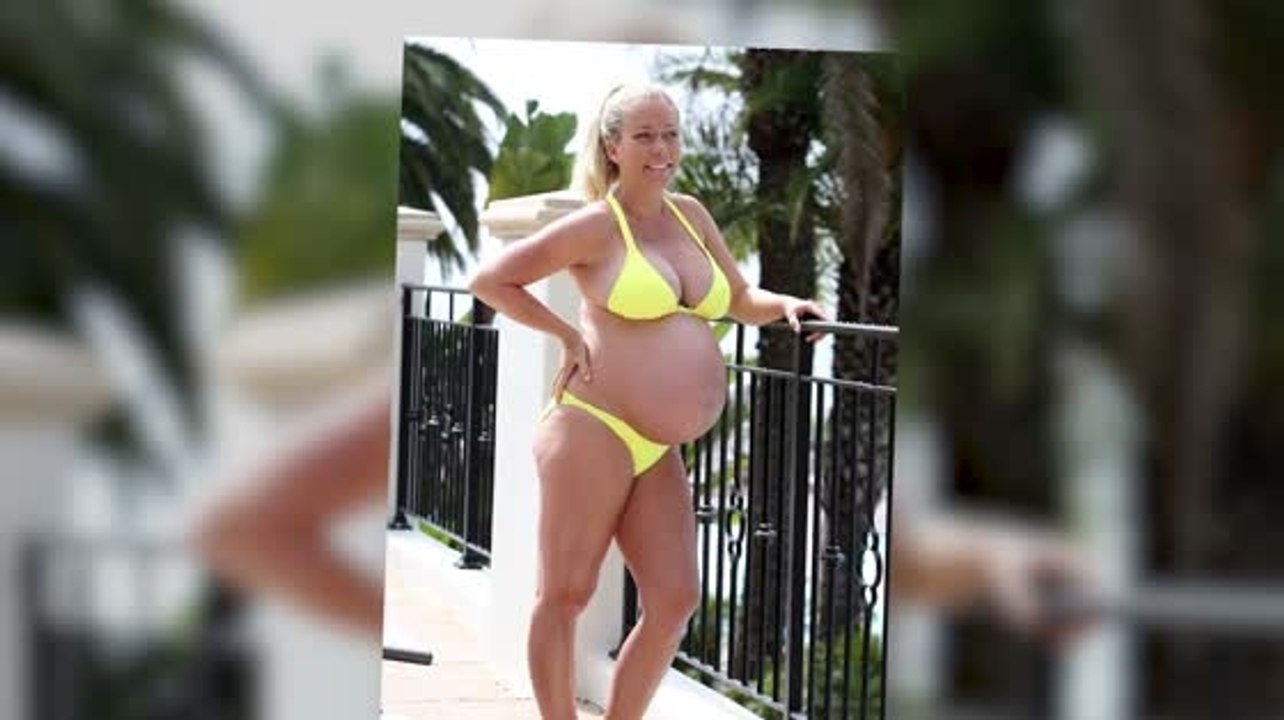 Kendra Wilkinson Shows-Off Baby Bump In Bikini