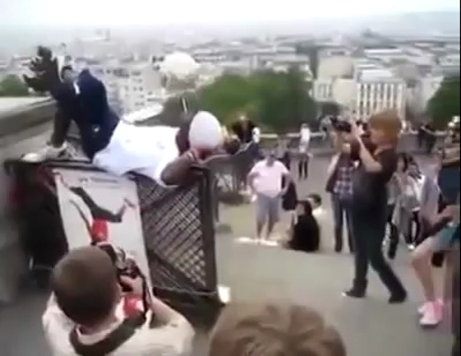 freestyle football black sur un pont