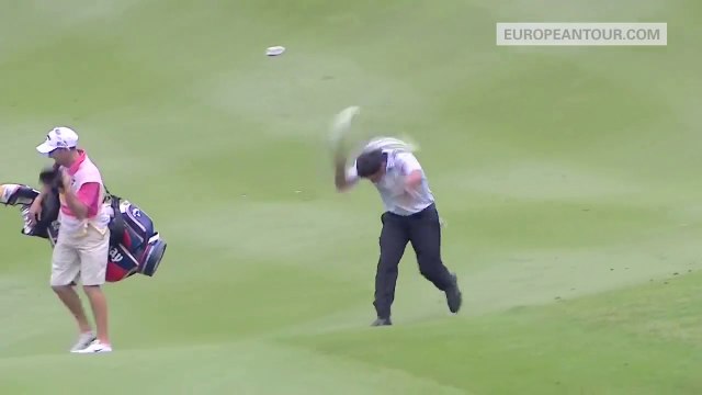 Un Golfeur se jette à l'eau pour échapper aux guêpes! Dingue...