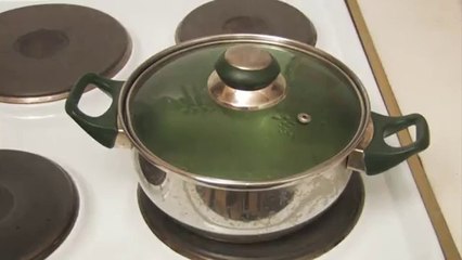 اغلي الماء جيدا لعمل بخار للبشره