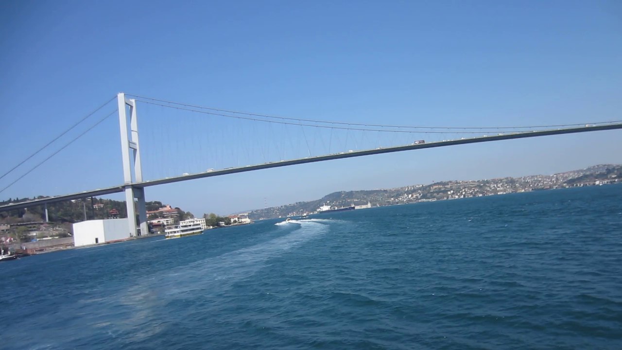 PROMENADE SUR LE BOSPHORE A ISTANBUL  --  TURQUIE  -- EN AVRIL 2014