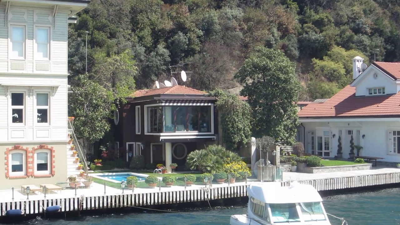 PROMENADE SUR LE BOSPHORE A ISTANBUL  --  TURQUIE  -- EN AVRIL 2014