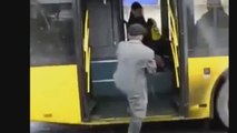 Videos de Risa: Abuelito atracador cogiendo el autobus (tepillao.com)
