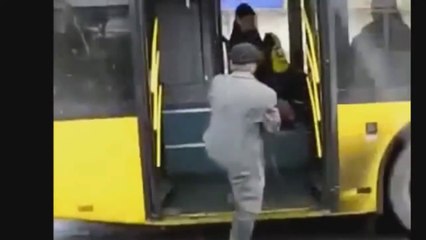 Videos de Risa: Abuelito atracador cogiendo el autobus (tepillao.com)