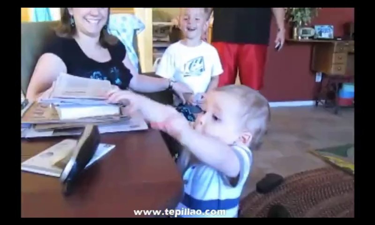 Videos de Risa: Niño sorprendido por una llamada telefónica (tepillao.com)