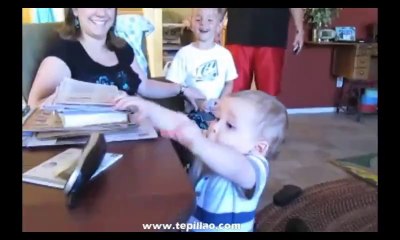Videos de Risa: Niño sorprendido por una llamada telefónica (tepillao.com)
