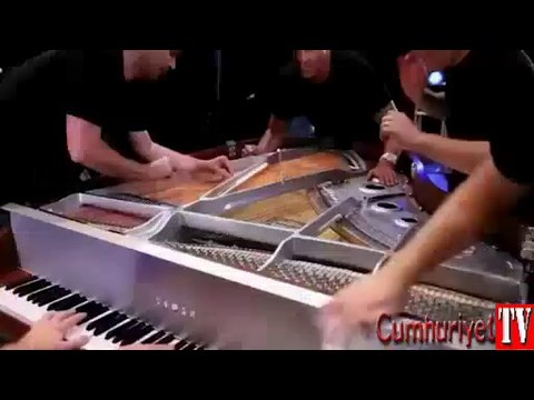 Beş kişi bir piyanoyu nasıl çalar?