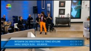 İntizar Jazz Orkestra ile Uzun Ince Bir Yoldayım'ı seslendirdi