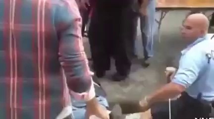 un homme bouré frappe un policier et ce fait corriger severe