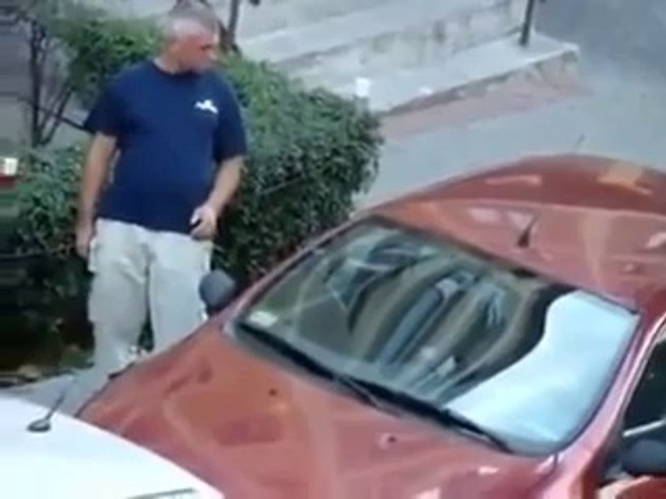 Un mec raide défoncé rentre chez lui