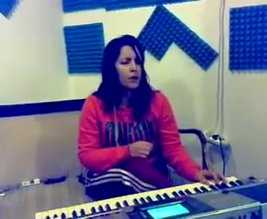 Aysun Taşçeşme ♫ ♪Seninle olmuyor sensiz olmuyor ♫ ♪