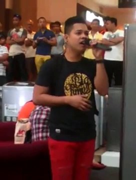 Filipino faz de Celine Dion e Andrea Bocelli ao cantar música The Prayer