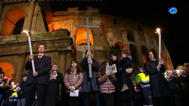 El papa Francisco ofició el rito de la Pasión de Cristo y presidió el Vía Crucis