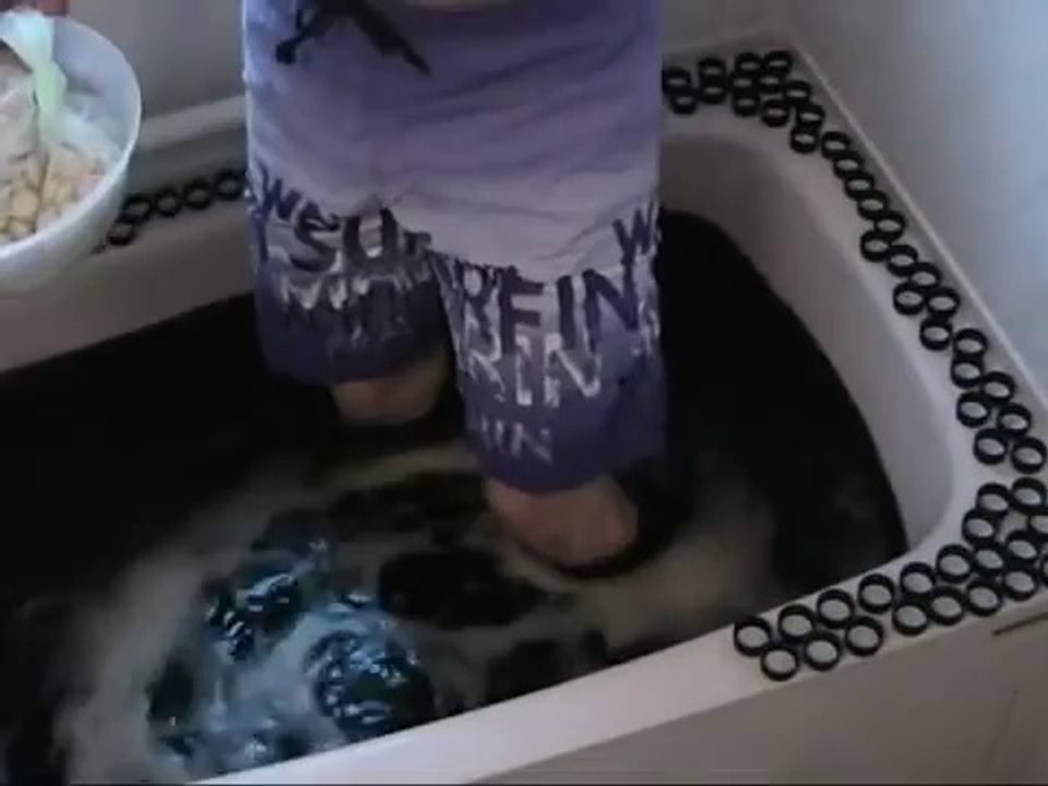 Un japonais utilise des mentos et une baignoire de Coca-Cola pour se faire un jacuzzi