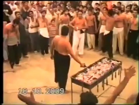 مقطع يبين مستوى الانحطاط الذي توصّل اليه الشيعة !!! يجلدون انفسهم بزناجيل محميّة على الفحم !!!!!!!