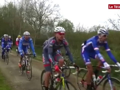 Tro Bro Leon. Le peloton traverse le ribin numero 4