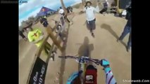 bicicleta extrema  haciendo trucos para ganar el torneo